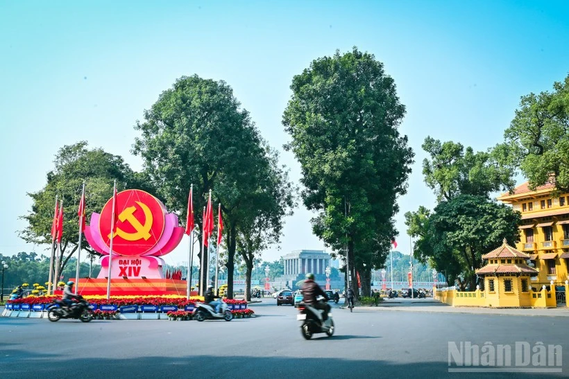 Ha Noi is splendidly decorated to welcome this particularly important political event of the country. (Photo: BAO LONG)