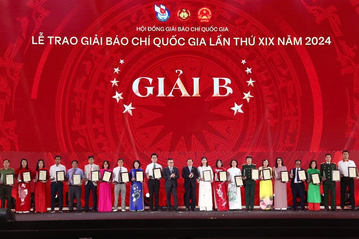 Lai Xuan Mon, member of the Party Central Committee (PCC) and Standing Deputy Head of the PCC’s Commission for Communication, Education and Mass Mobilisation, and Le Quoc Minh, member of the PCC, Deputy Head of the PCC’s Commission for Communication, Education and Mass Mobilisation, Editor-in-Chief of Nhan Dan Newspaper and President of the Viet Nam Journalists Association, present B prizes to winners of the 19th National Press Awards in 2024. (Photo: NHAT BAC)