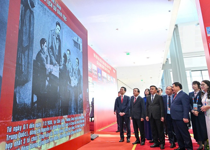 Politburo member Tran Cam Tu and other Party and state leaders visit the exhibition “Under the Party’s Flag – The Country Enters a New Era”.