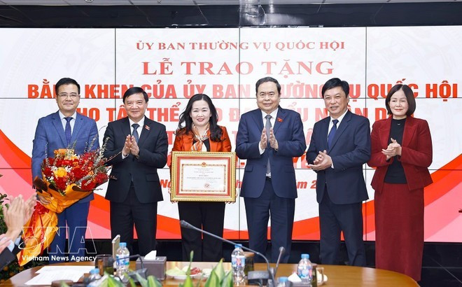 National Assembly Chairman Tran Thanh Man (third, right) presents the Certificate of merit to "Dai bieu Nhan dan" Newspaper (Photo: VNA)