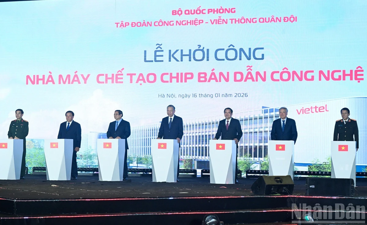 Party General Secretary To Lam (C) and Prime Minister Pham Minh Chinh (third from left) and other delegates break ground Viet Nam’s first semiconductor chip manufacturing plant (Photo: NDO)
