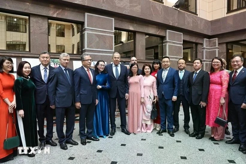 Members of the Vietnamese Embassy in Russia and Russian Foreign Minister Sergey Lavrov in a group photo (Photo: VNA)