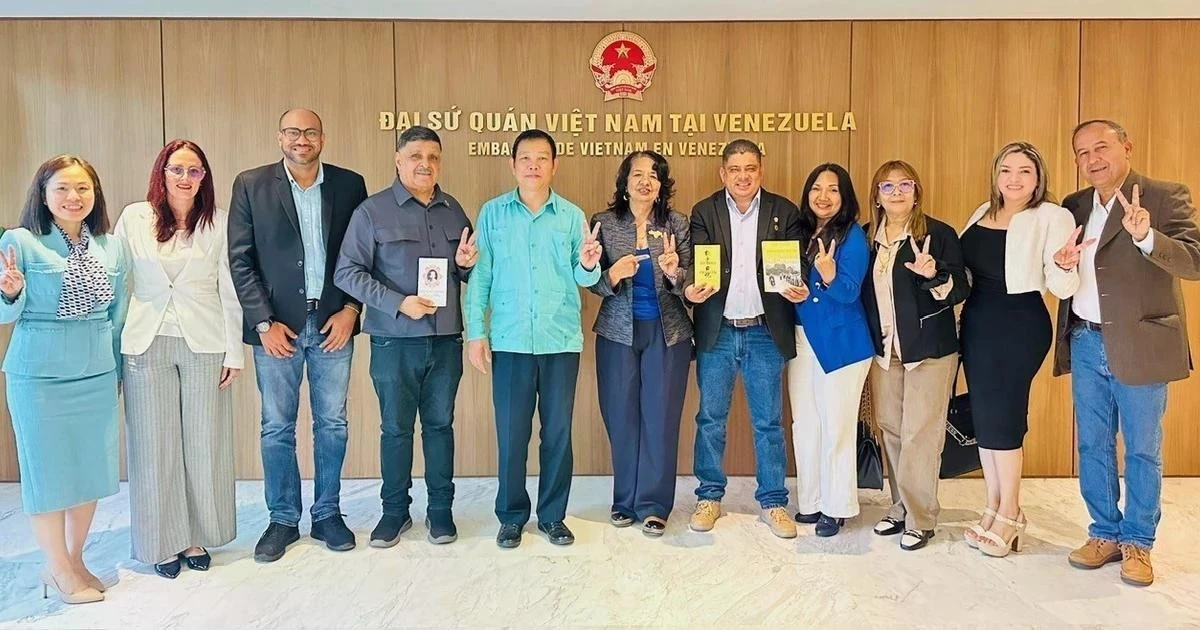 Ambassador Vu Trung My receives the delegation of the Homeland for All Party (PPT). (Photo provided by the Embassy of Viet Nam in Venezuela)